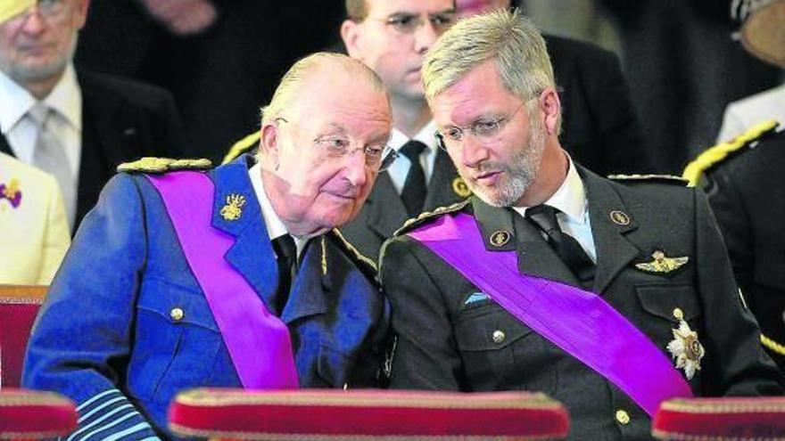 El rey Alberto II, con su hijo Felipe de Bélgica.