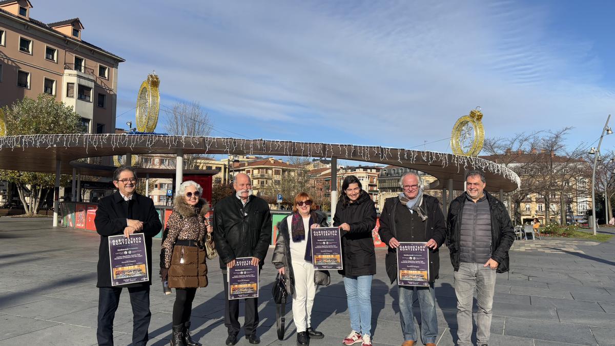 La delegada de Cultura, Nuria Alzaga, junto a representantes del Rotary Club, del Coro Ametsa y del Movimiento de Pensionistas de Txingudi, durante la presentación del concierto en la plaza San Juan de Irun.