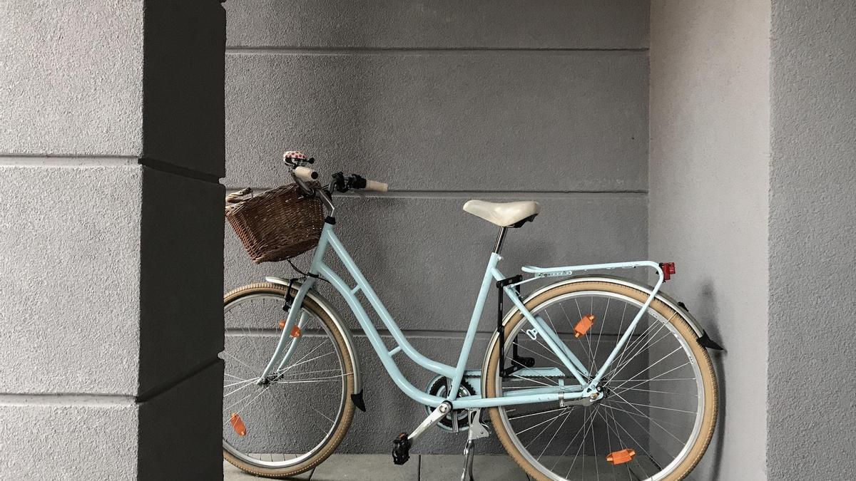 Una bicicleta en una zona común de un edificio.