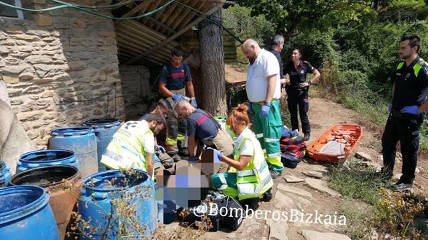 Los bomberos trasladan a un hombre que había sufrido una parada cardíaca en una cabaña en Güeñes