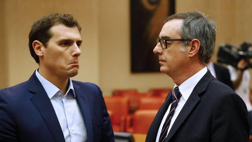 El líder de Ciudadanos, Albert Rivera (i), conversa con el vicesecretario del partido, José Manuel Villegas, durante la sesión constitutiva de la Comisión Constitucional.