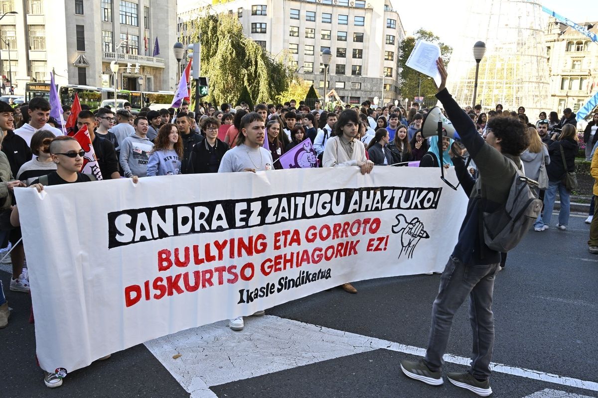 Estudiantes salen a la calle en Bilbao contra el 'bullying'