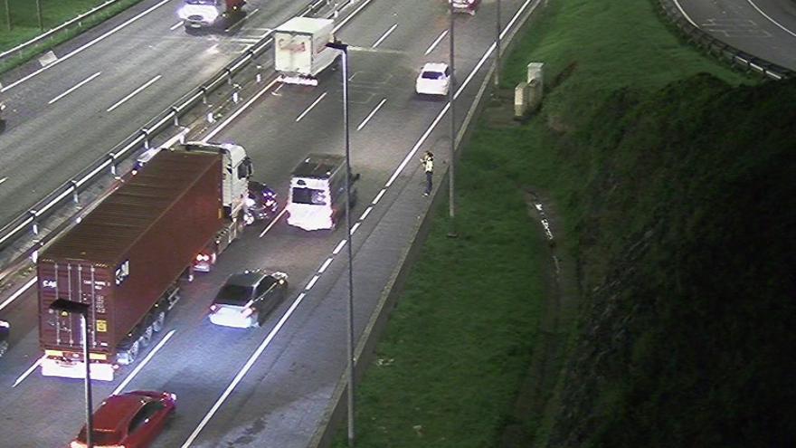 Un carril cortado en la Bi-30, a la altura de Erandio, por un accidente entre un coche y un camión