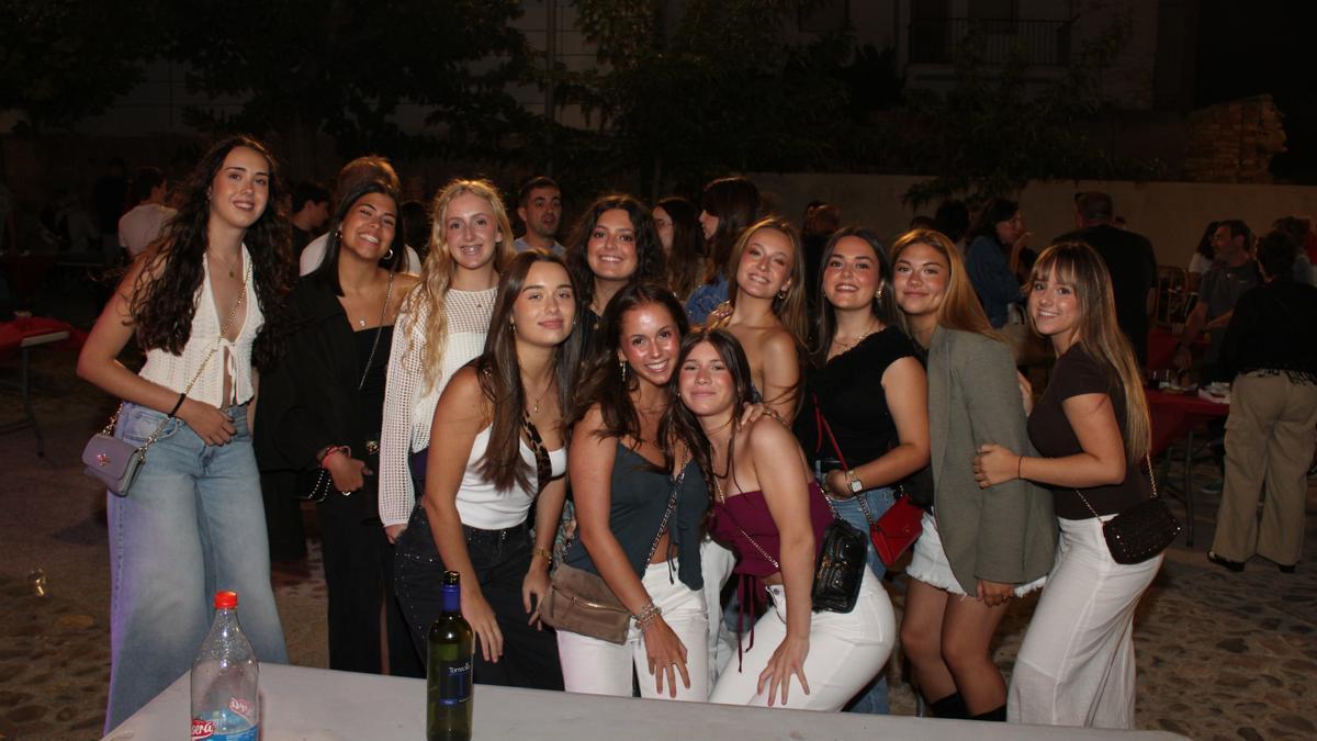 Cuadrilla de amigas en el concierto de Fuera de Clave.