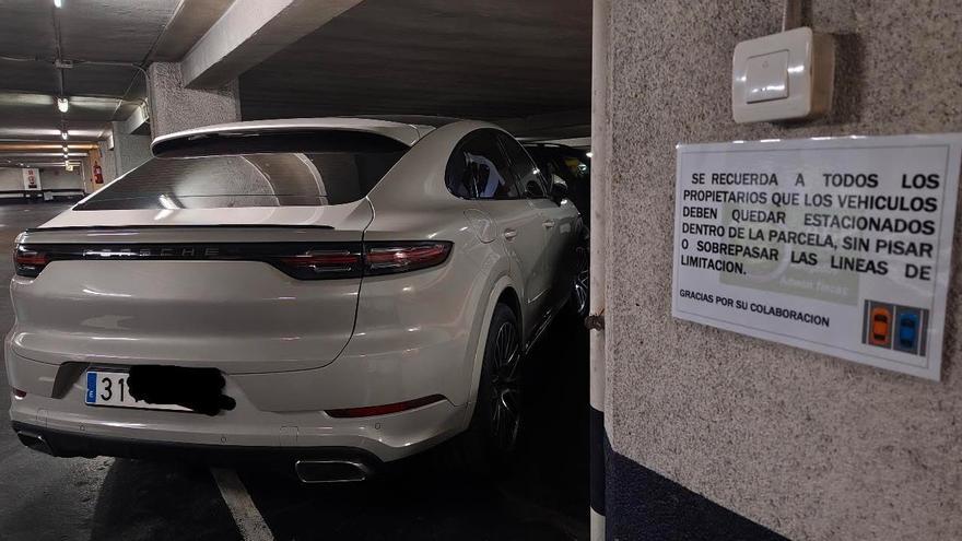 Aparcan un coche de la forma más absurda posible y las redes alucinan: “No han hecho mucho caso…”