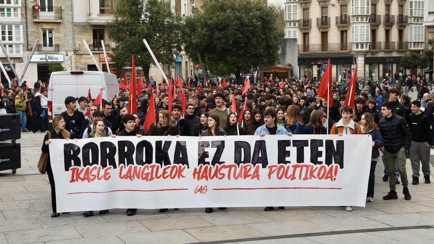 En imágenes: GKS e IAS movilizan a cientos de jóvenes en Gasteiz
