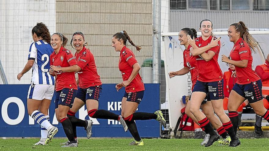 Las jugadoras de Osasuna celebran el gol anotado por Adri Prada contra la Real Sociedad.