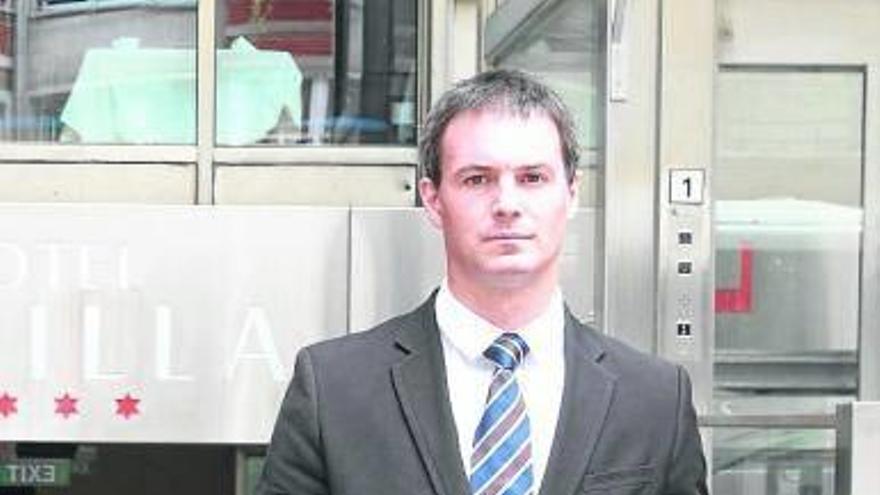 Iñaki Etxeguren, en la puerta del hotel Ercilla.