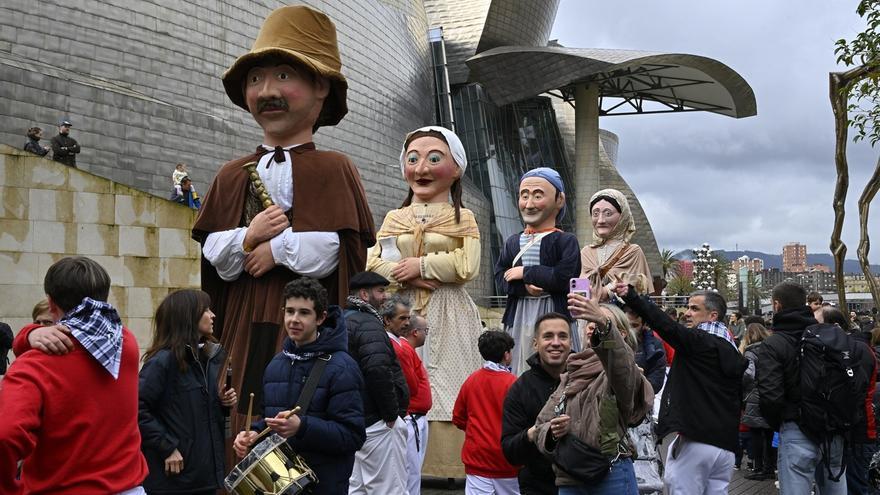 La lluvia no apaga el espíritu de los gigantes, pero les obliga a buscar refugio bajo La Salve