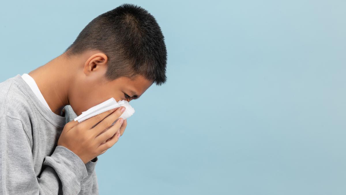 Un joven sufre constipado