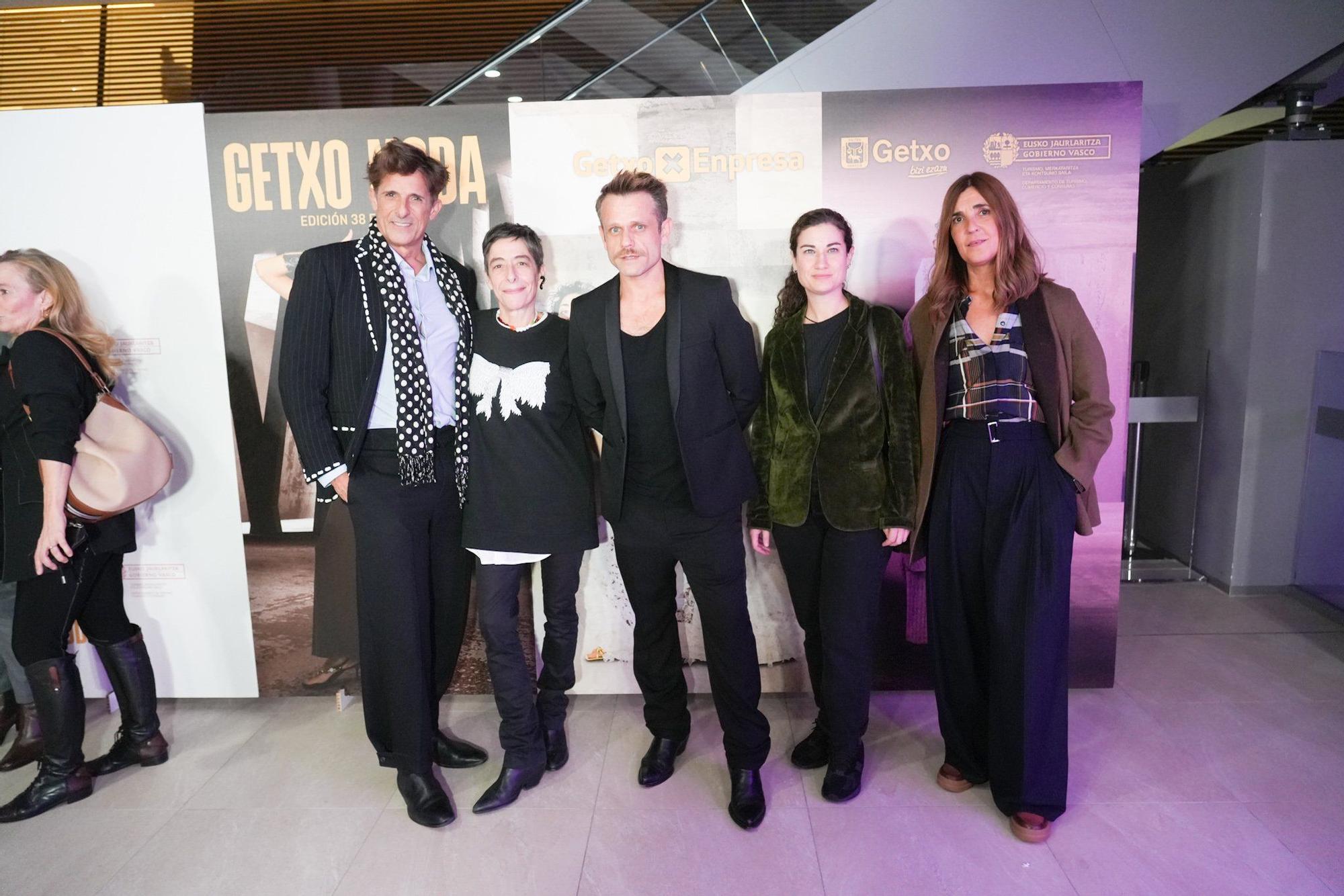 Javi Gondra y los creadores de moda Miriam Ocariz y Mariano Moreno junto a más nombres de la moda como los de Nora Zubiri y Nuria Balgañón.