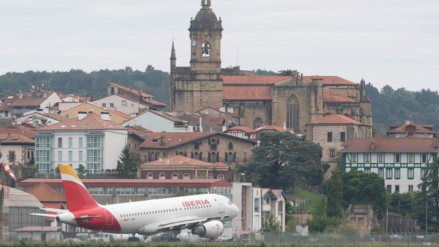 Un grupo de coristas canta &#039;Lau teilatu&#039; en un avión y los pasajeros reaccionan así
