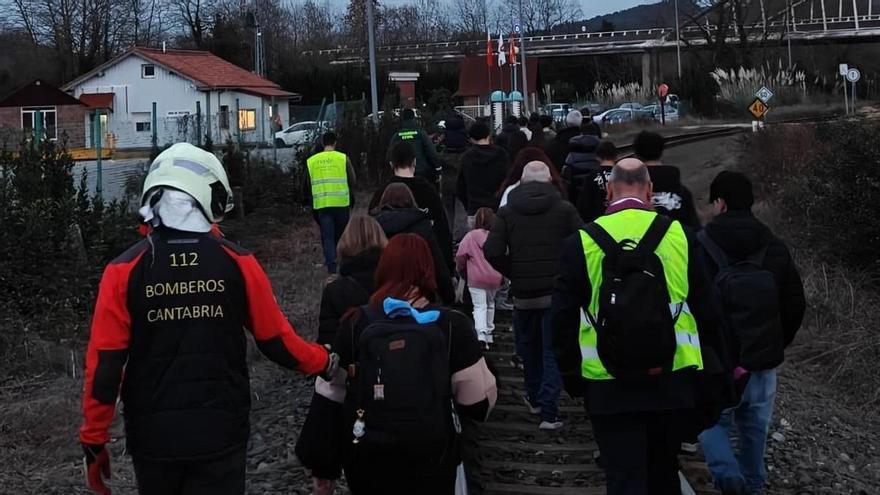 Una avería en el tren Santander-Bilbao obliga a desalojar el convoy