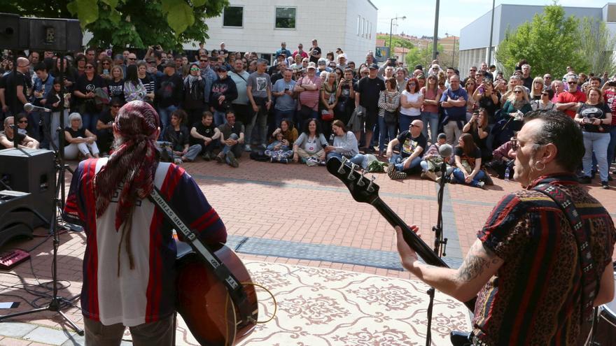 Fotos del concierto de El Drogas en la Txantrea en el 44 aniversario de la actuación de Barricada