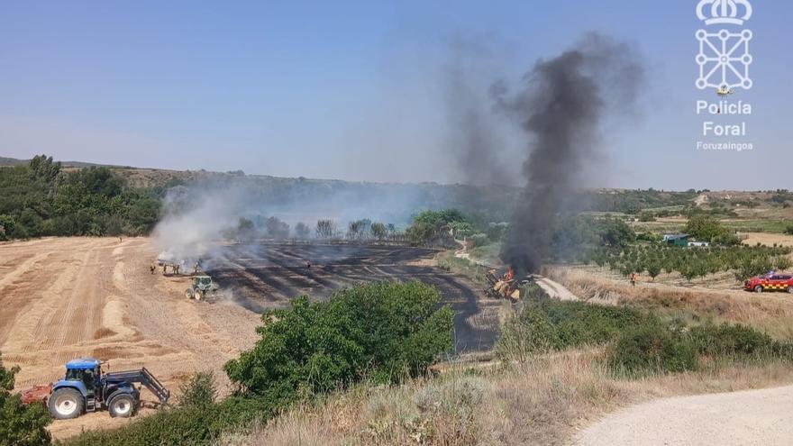 Un incendio agrícola en Lerín calcina varias hectáreas tras el vuelco de una cosechadora