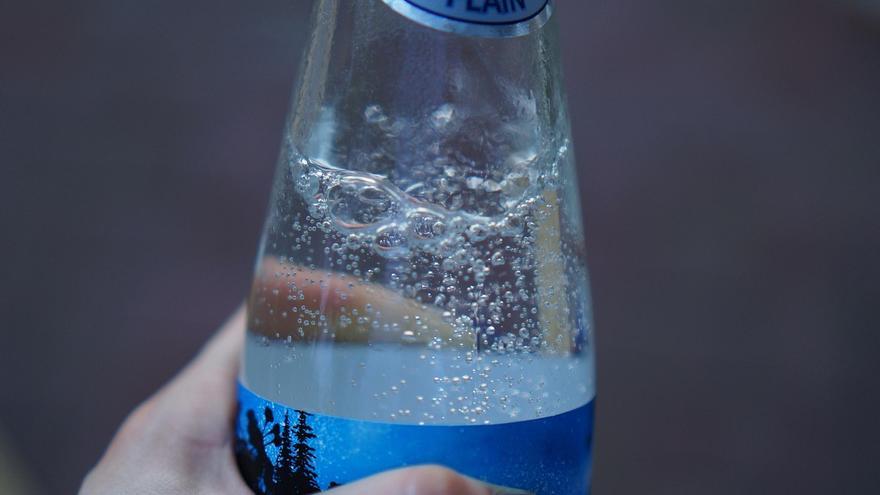 Mito o realidad: ¿beber agua con gas es malo para la salud? Boticaria García habla claro