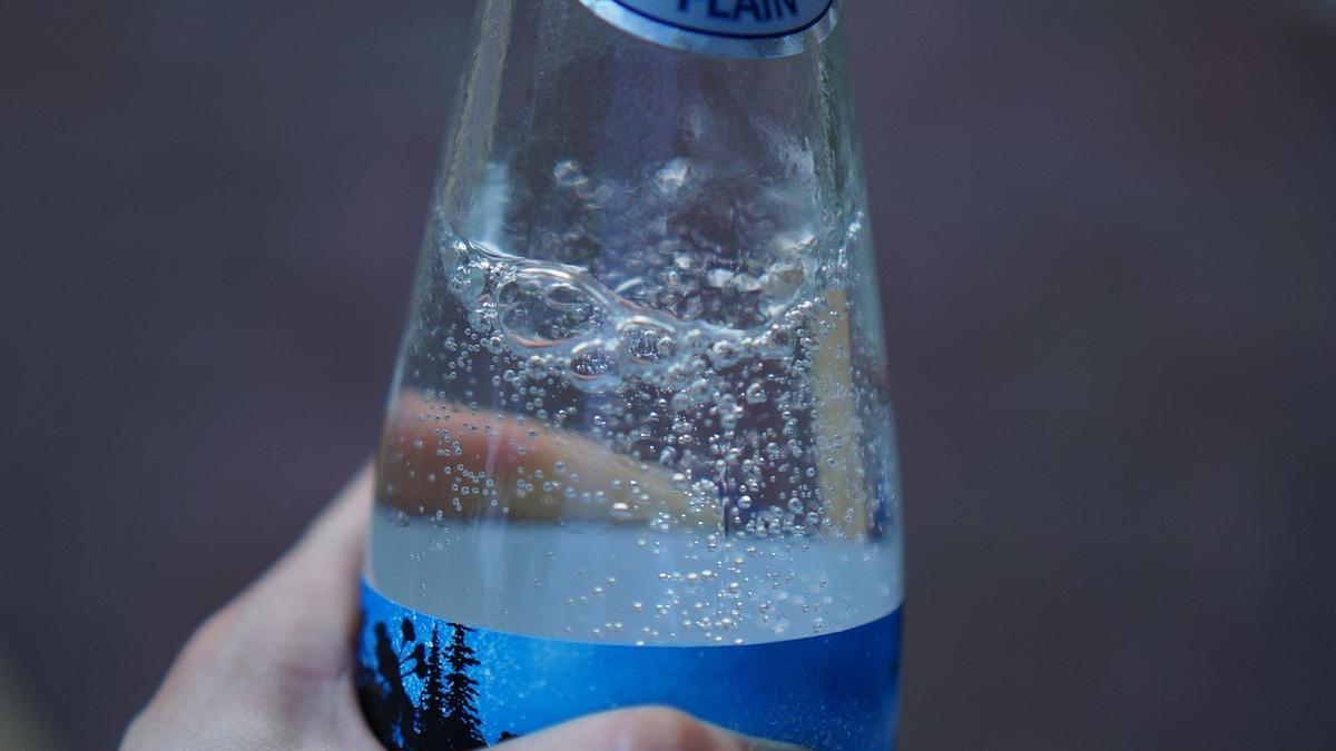 Mito o realidad: ¿beber agua con gas es malo para la salud? Boticaria García habla claro