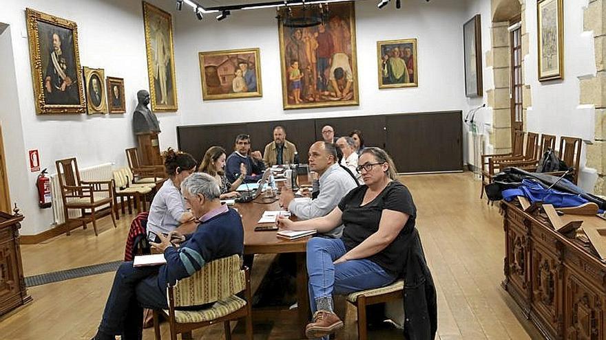 La Comisión Municipal, el pasado jueves en el ayuntamiento.  | FOTO: N.G.