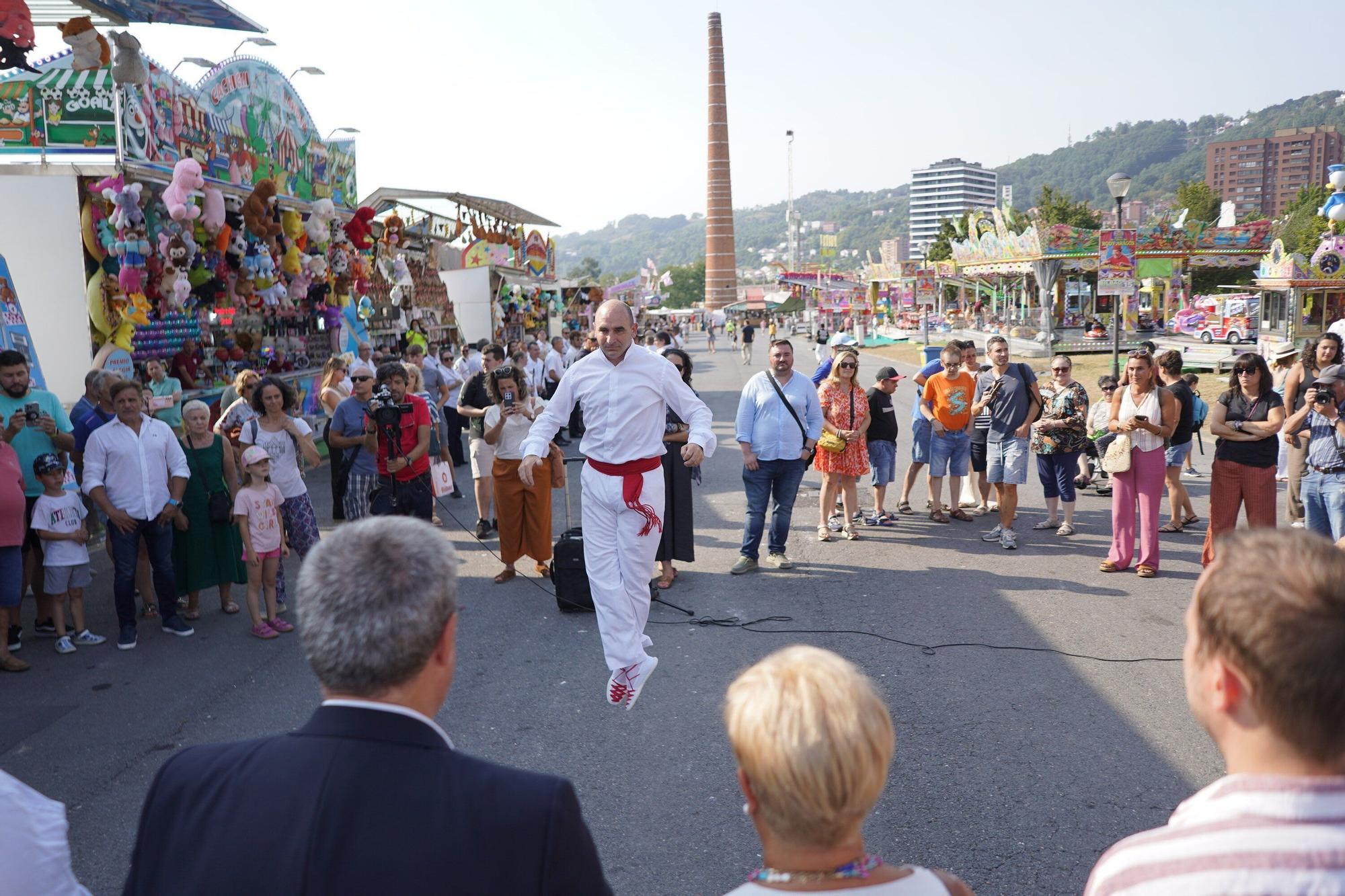 En imágenes: La apertura oficial de las barracas y la ofrenda floral a la Amatxu de Begoña por parte de los circenses
