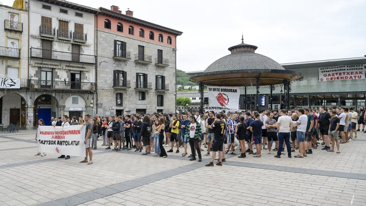 Concentración de jóvenes en Azpeitia a raíz de los incidentes que se produjeron en la comisaría de la Policía Municipal el pasado mes de julio