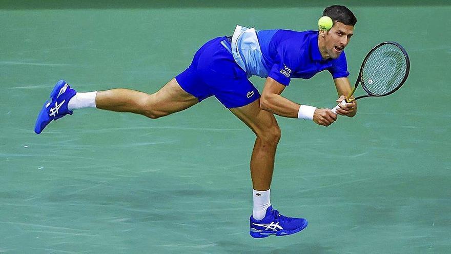 &#039;Nole&#039;, devolviendo ayer una pelota en la semifinal ante Alexander Zverev. Foto: Efe