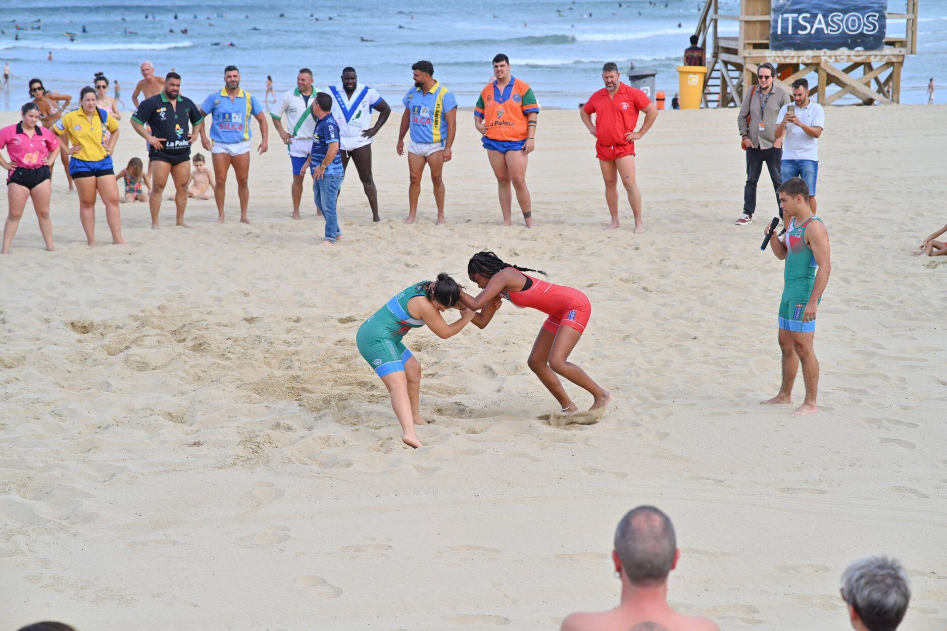 Espectacular exhibición de lucha canaria en la playa de la Zurriola