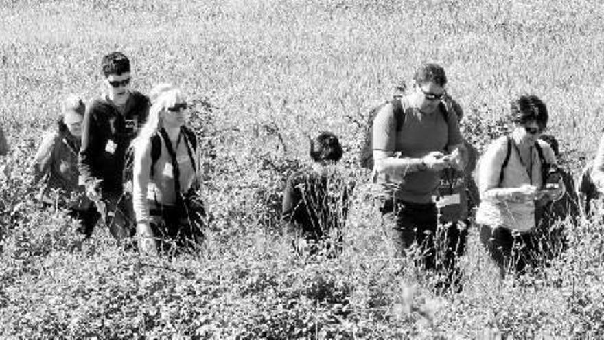 GPS en mano, ayer unas 150 personas buscaron tesoros por el parque natural Urbasa-Andia. Fotos: N.M.