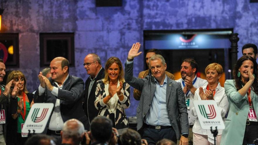 Celebración del PNV frente a Sabin Etxea, la noche electoral.