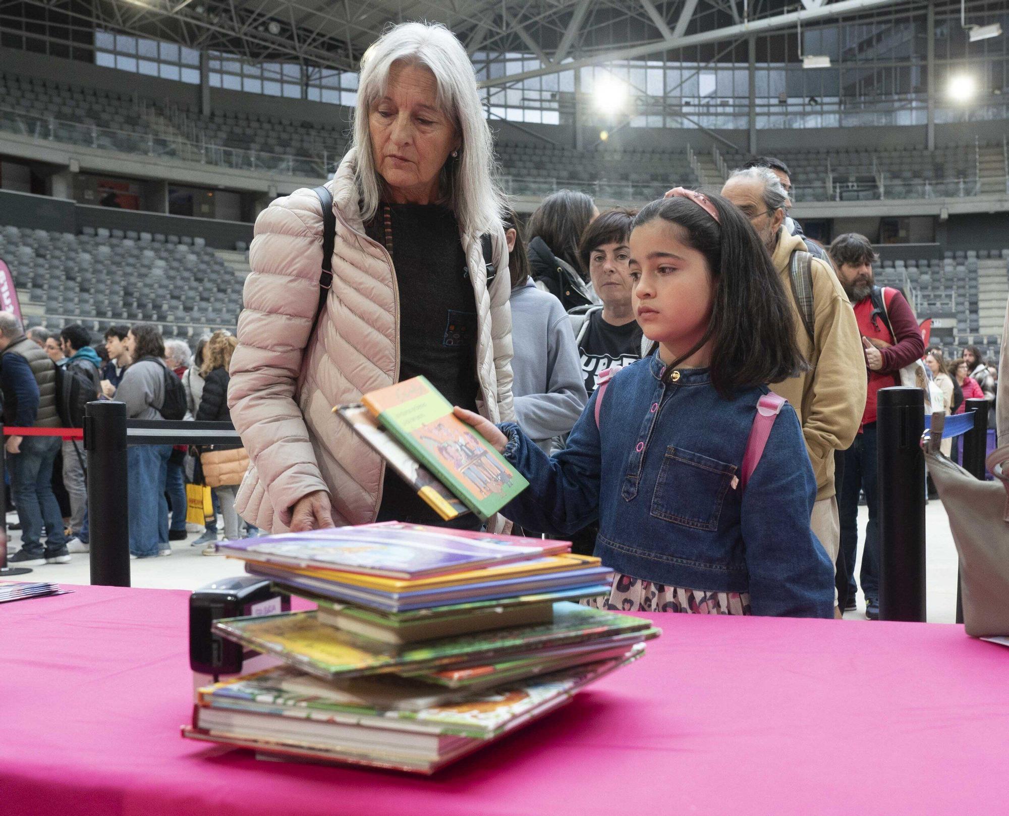 El Iradier, convertido en mercado de trueque de libros