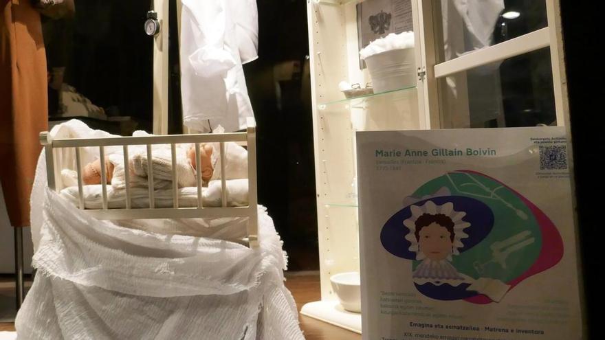 Mujeres científicas se asoman en los escaparates de Altsasu