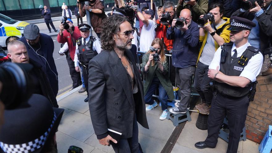 El actor Russell Brand es acusado de dos nuevos delitos sexuales por un tribunal inglés