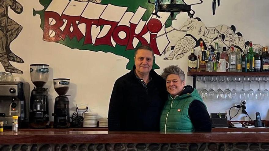 Harry y Begoña se jubilan tras 31 años el batzoki de Derio