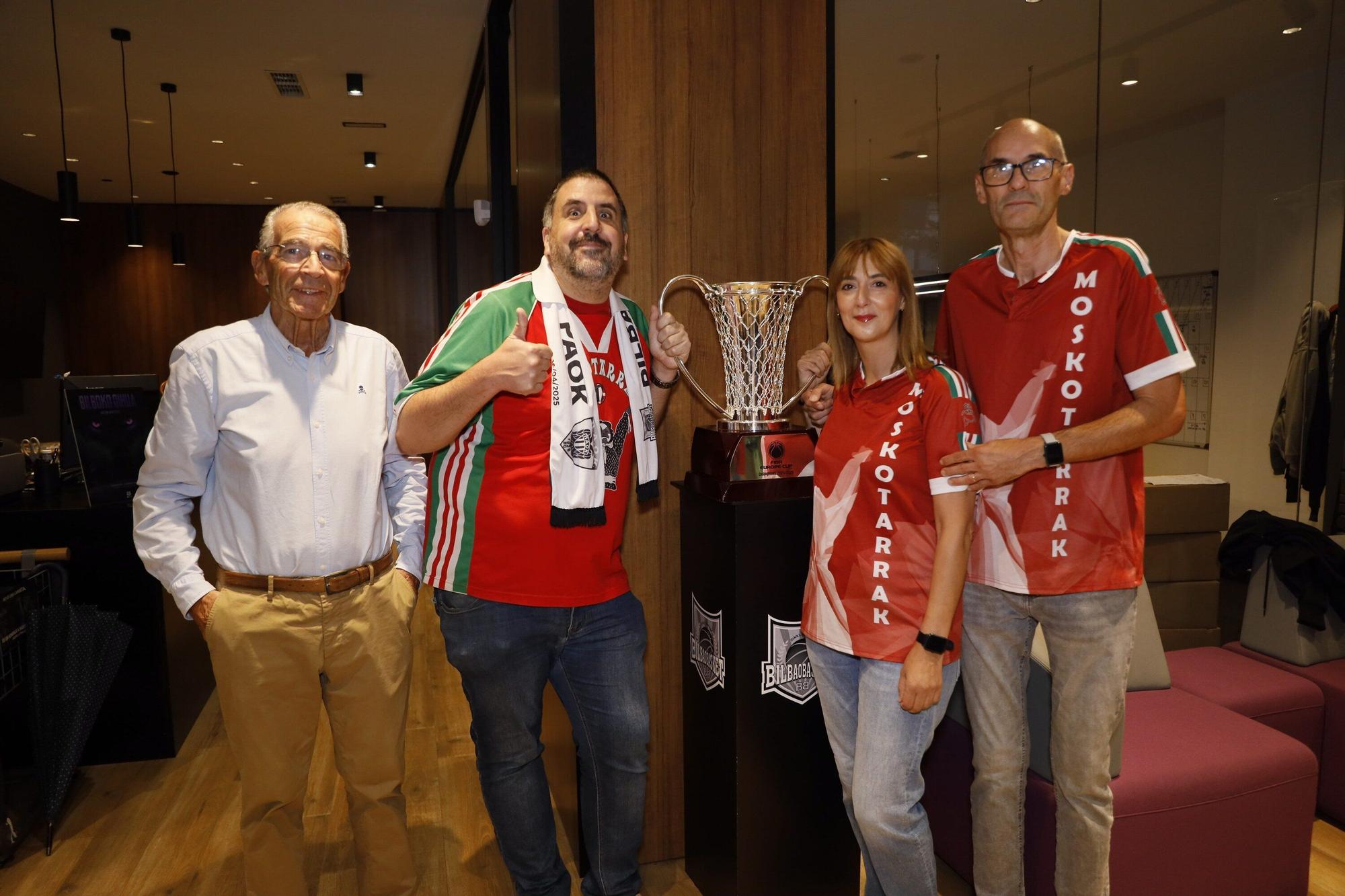 Piru Azua, Jokin García, con la bufanda que lució en la final de Salonica, Begoña Durán y Mikel Castresana.