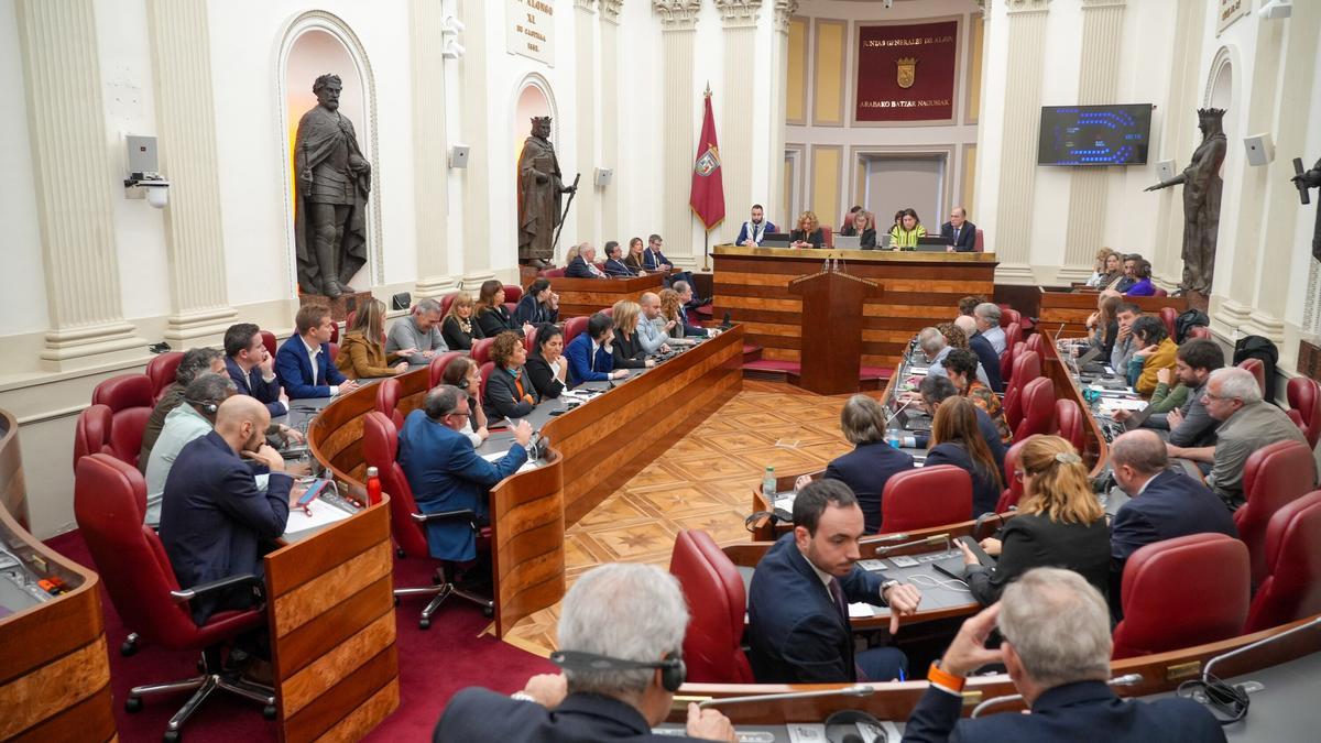 En imágenes: Pleno Tradicional de noviembre de Juntas Generales