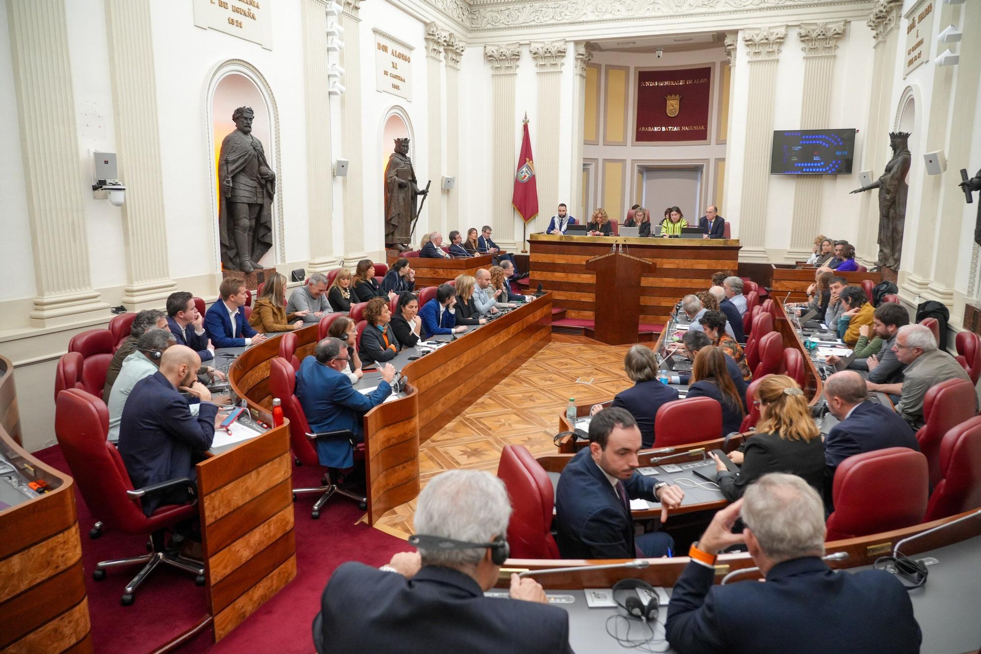 En imágenes: Pleno Tradicional de noviembre de Juntas Generales