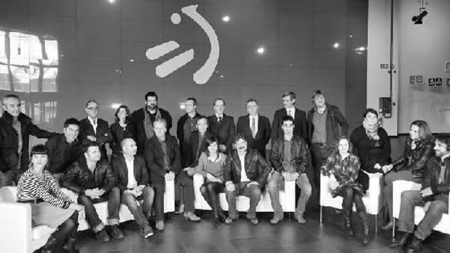 Foto de familia de los presentadores y actores que van a protagonizar la parrilla de programación de la etapa Surio.
