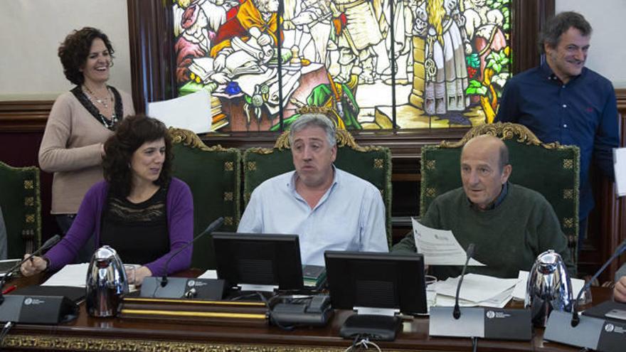 Los ediles Gómez y Armendáriz pasan por detrás de la Presidencia durante el inicio del pleno de ayer.