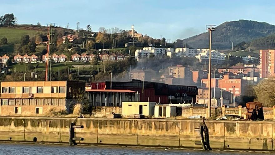 Cuatro desalojados por un incendio en la zona del antiguo matadero de Zorrotza