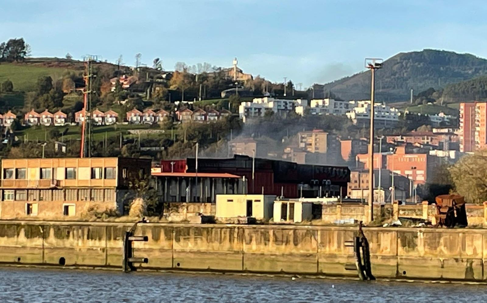 Vista desde San Inazio del incendio del antiguo matadero de Zorrotza