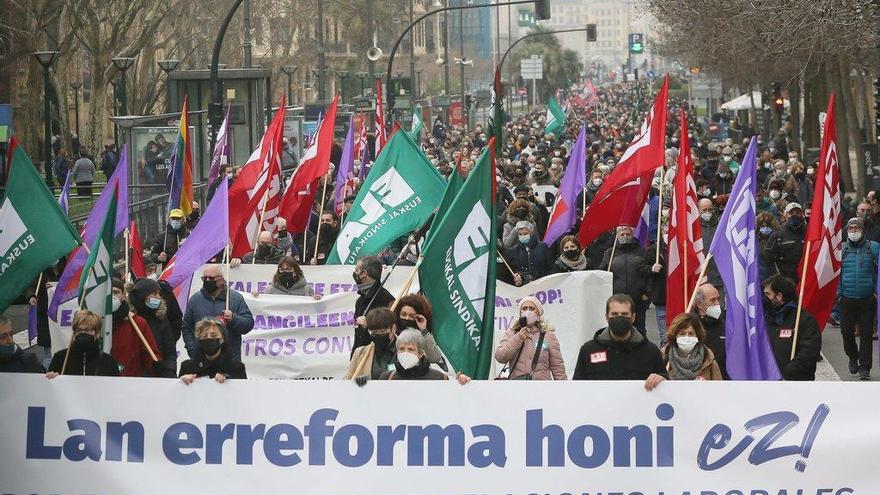Lan-erreforma berriaren aurka manifestatu dira EAEko hiriburuetan