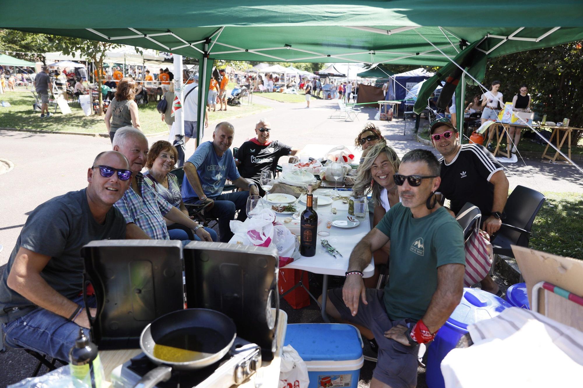 En imágenes: el calor no frena las paellas en Miribilla