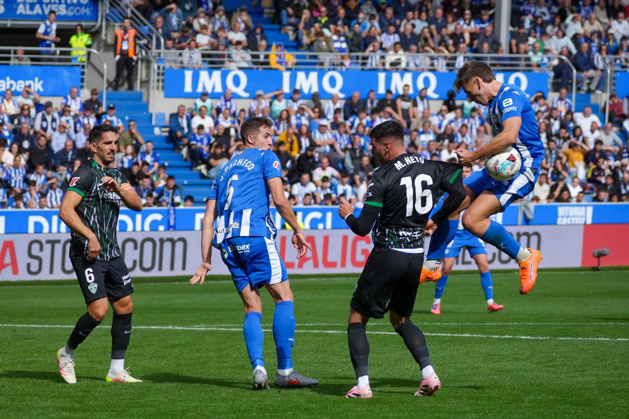 En Imágenes: El Alavés se impone al Elche