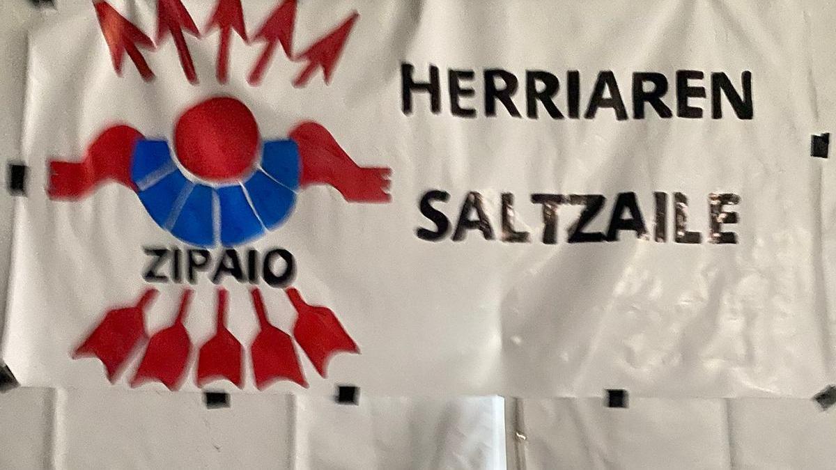 Cartel contrario a la Ertzaintza en las fiestas de la juventud de Legorreta