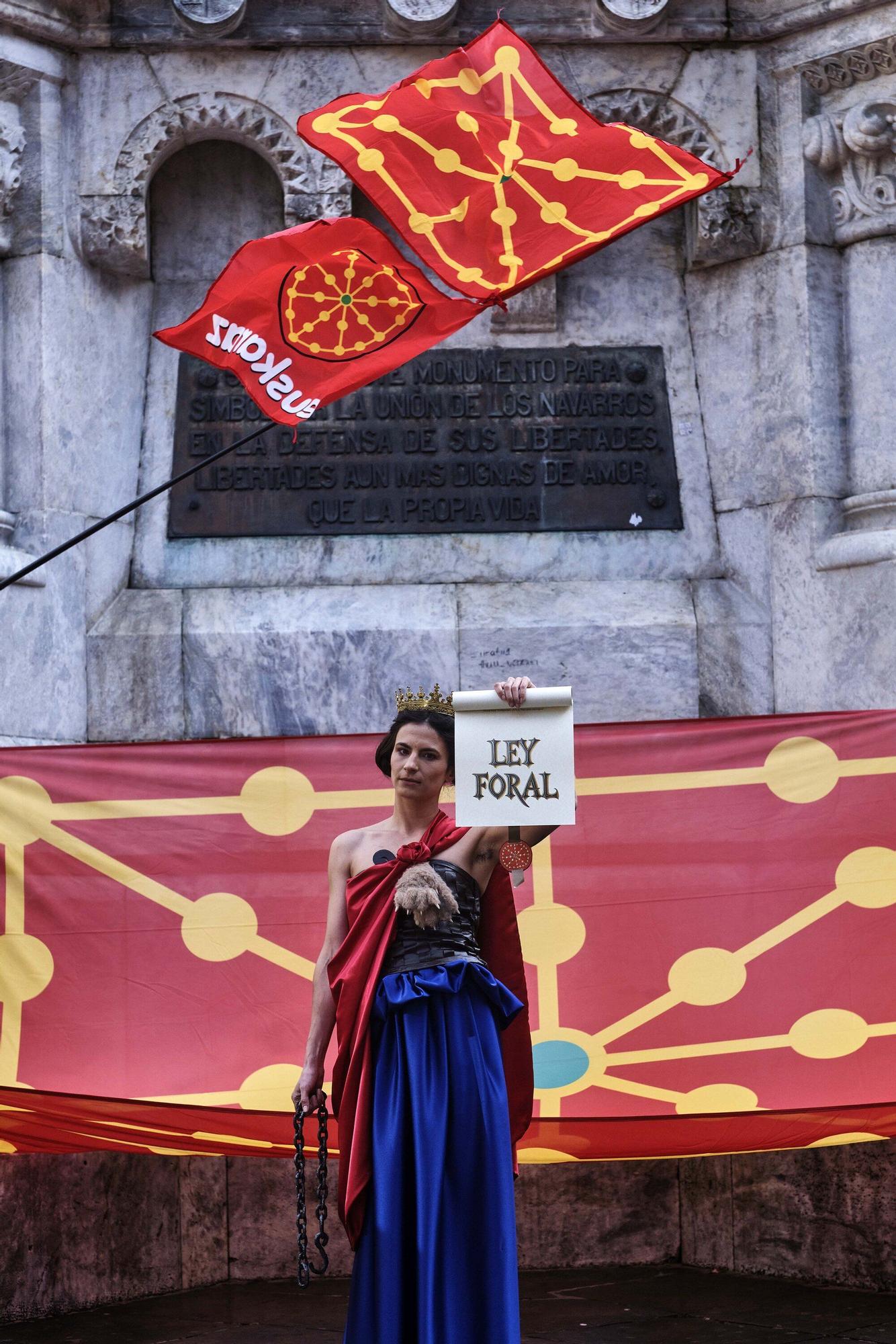 Fotos del homenaje a la estatua que corona el monumento que se erigió hace más de 100 años recordando la lucha popular en el Día de Navarra