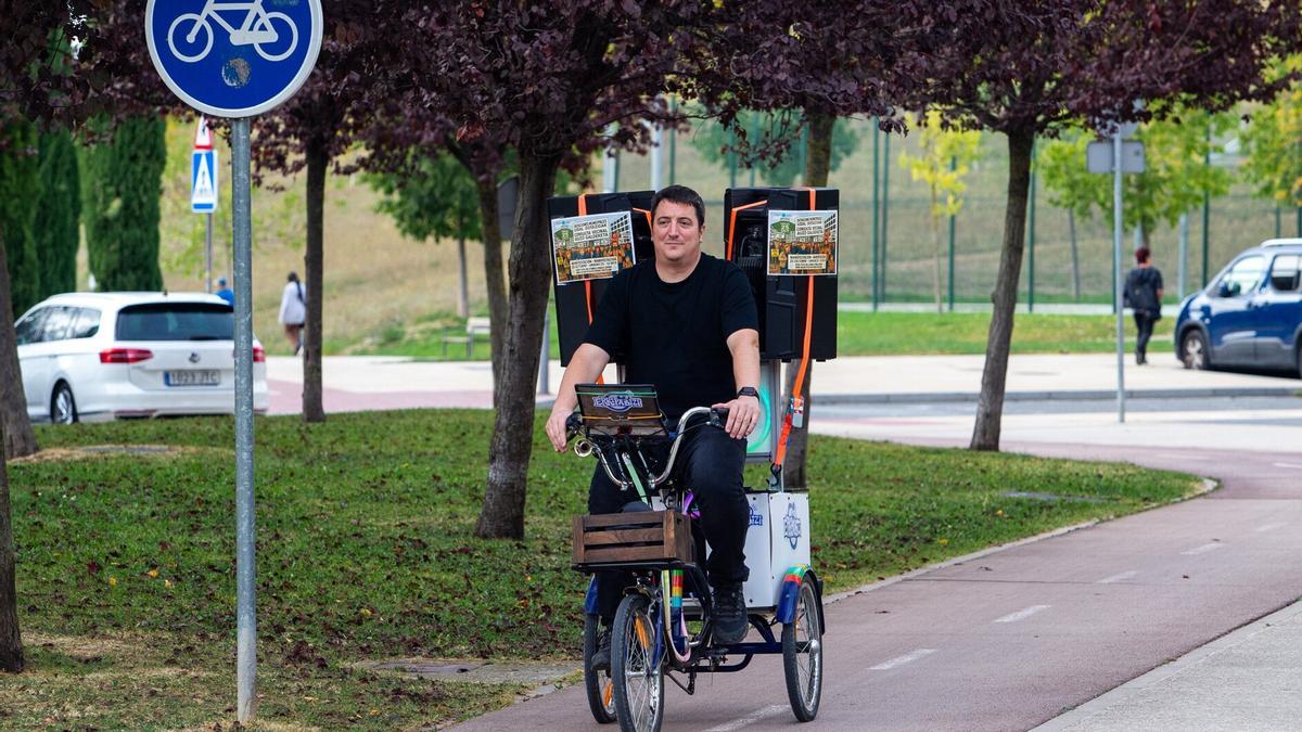 Xabi Colás, ciclista y dj que animará la manifestación de este sábado desde la Erripabizi.