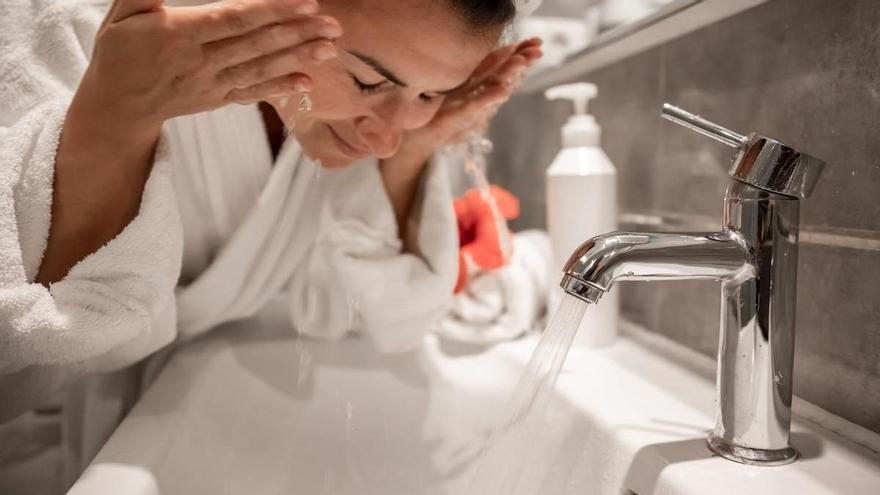 Rutina facial sencilla para principiantes: consigue una piel sana