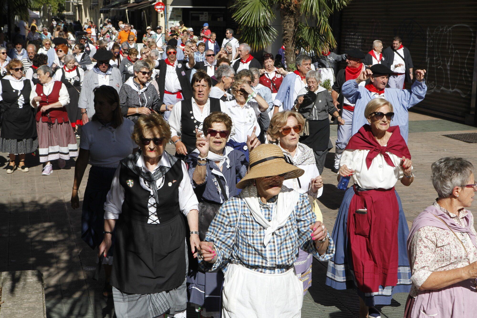 Los blusas y neskas veteranos ya disfrutan de su día en La Blanca