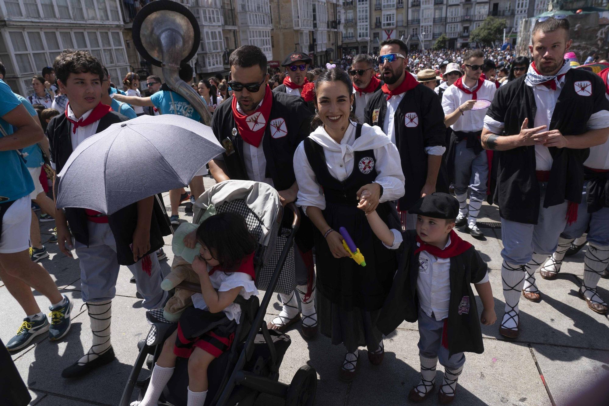 En imágenes: Edurne y Celedón Txiki abarrotan un año más la plaza de la Virgen Blanca