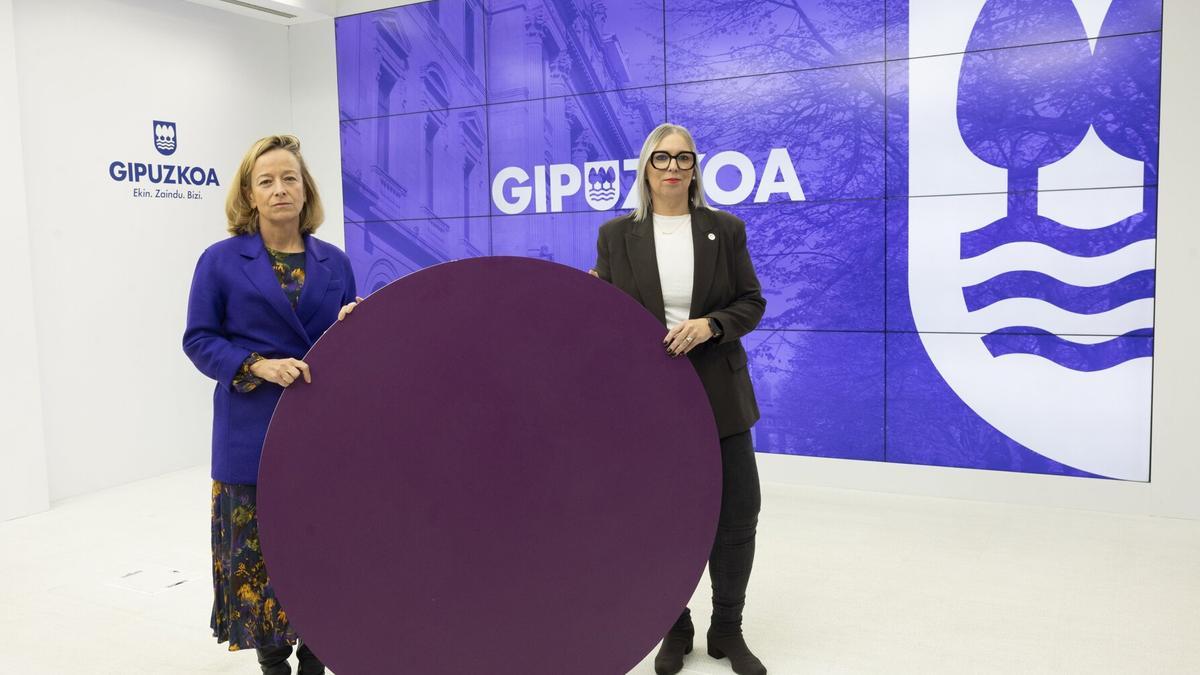 La diputada general de Gipuzkoa, Eider Mendoza y la directora de Igualdad foral, Nerea Isasi.
