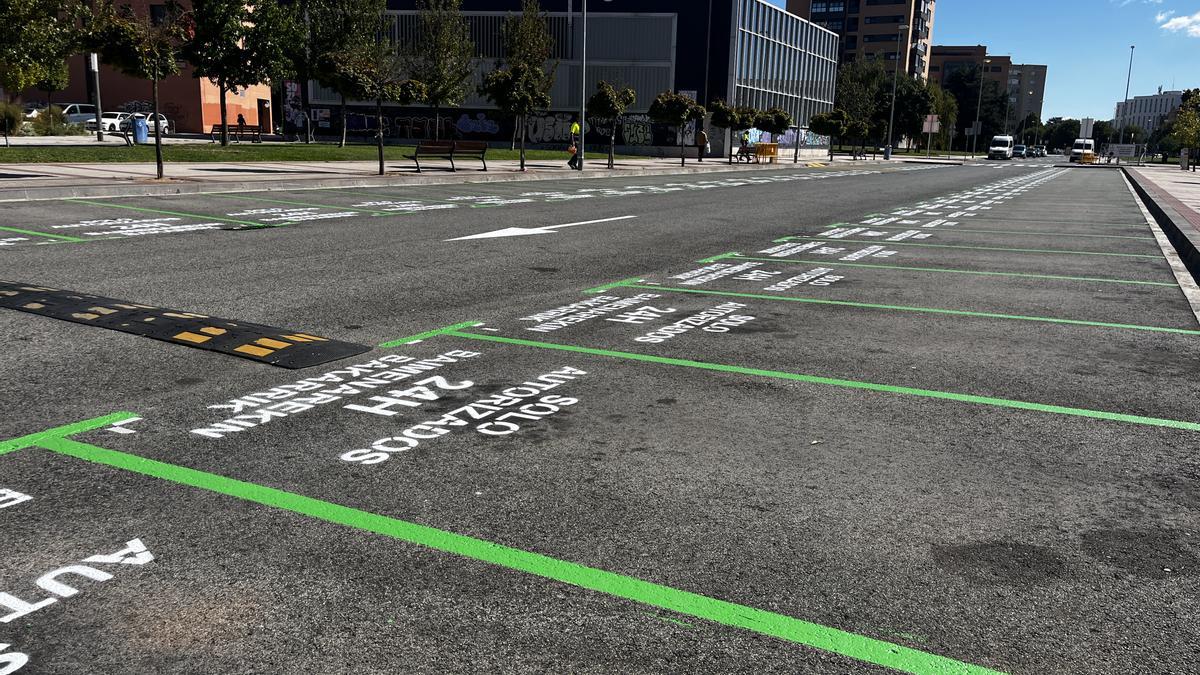 La calle Barricada, exclusiva para personas residentes con tarjeta de estacionamiento.